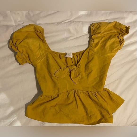 Stylish yellow top - Picture 1 of 1